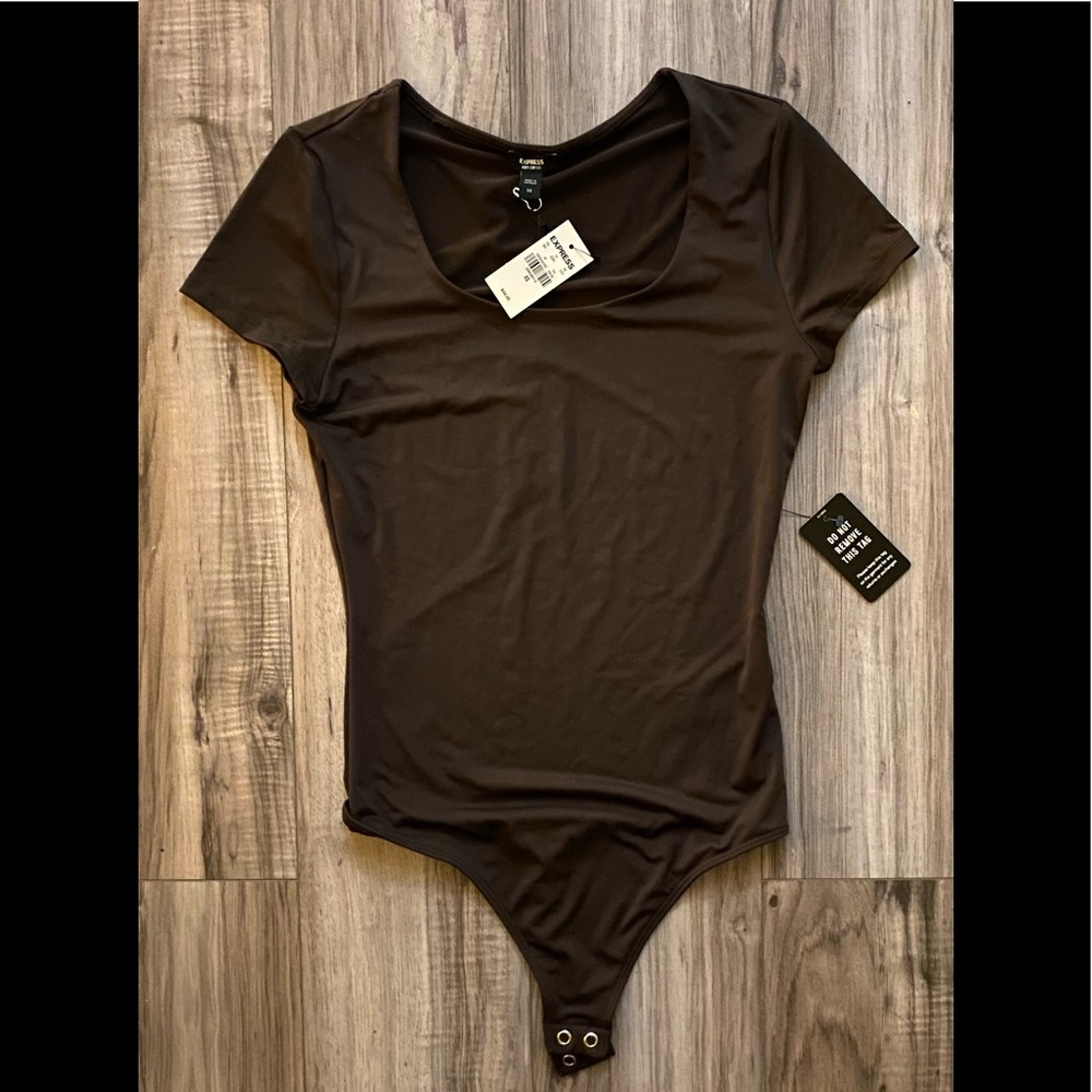Express body contour short sleeve bodysuit
Mocha brown
